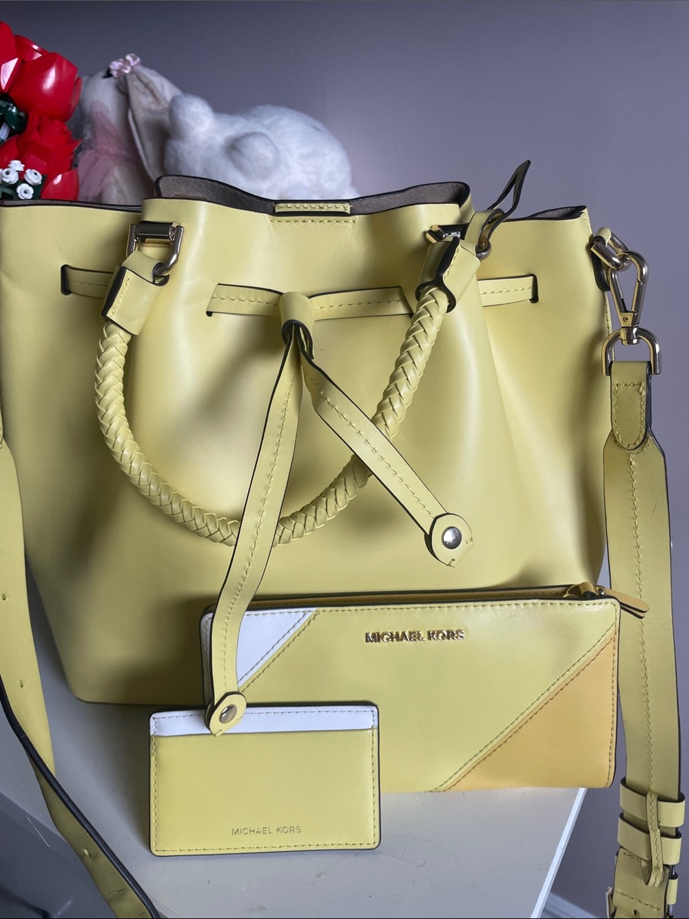 Michael Kors Blakely Leather
Bucket Bag with Tricolour
Leather Wallet